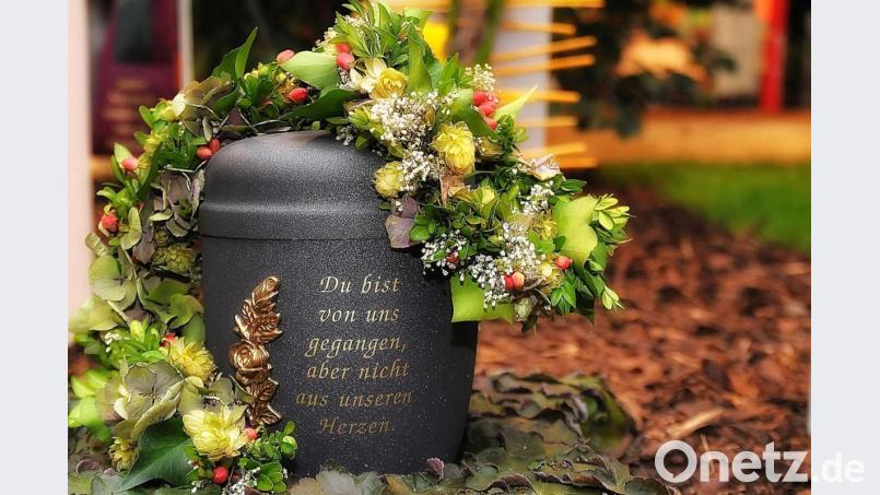 Ob Urne oder Sarg: Bestattungen müssen nicht aufgeschoben werden. Die Zahl der Teilnehmer ist aber auf maximal 15 begrenzt. Bild: Archiv