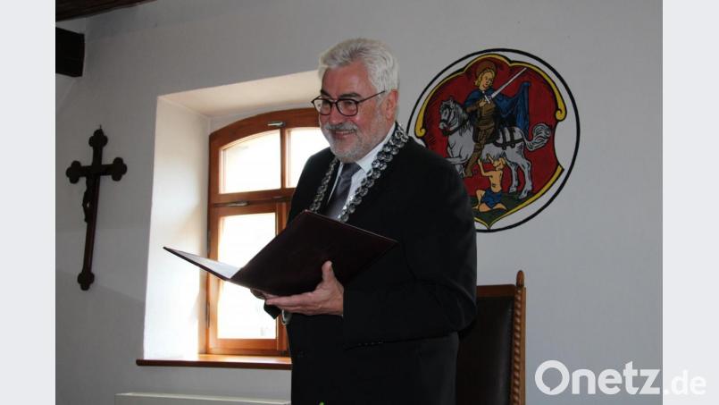 Zum letzten Mal in Amt und Würden bei einer standesamtlichen Trauung: Bürgermeister Rupert Troppmann. Bild: prh