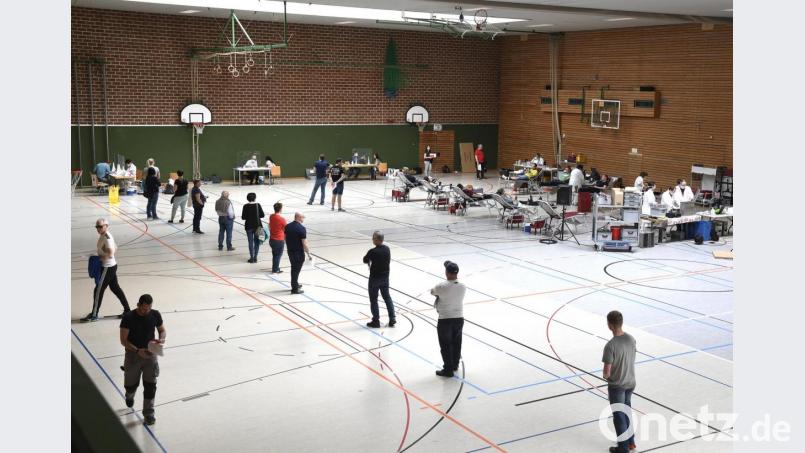 Beim BRK-Blutspendetermin in der Krötensee-Turnhalle in Sulzbach-Rosenberg hat es super geklappt: Ausreichend Abstand sorgte für Sicherheit. So soll das am Dienstag, 14. April, von 14 bis 20 Uhr auch in der Dreifach-Turnhalle des GMG in Amberg aussehen (Krumbacher Straße 2a). Bild: Petra Hartl