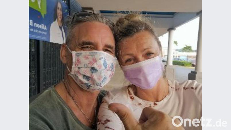 Familie Barth vor dem Supermarkt in Puerto Rico. Immer präsentes Reiseaccessoire: Die Gesichtsmaske. Bild: Barth/exb