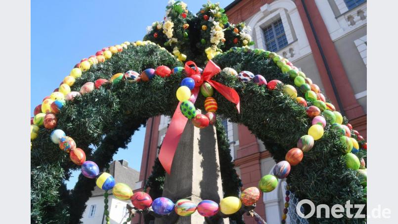 Der Osterbrunnen in Neustadt soll ein Zeichen der Lebensfreude trotz Krise sein. Bild: Gabi Schönberger