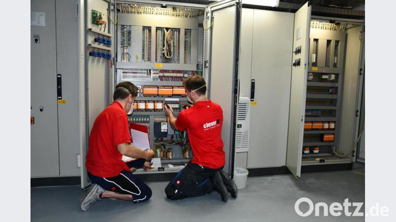 Trotz Schließung: Im Bulmare sorgen unter anderem die Haustechniker Daniel Bayer und Andreas Beck dafür, dass die sensiblen technischen Anlagen einwandfrei funktionieren und eine rasche Wieder-Eröffnung des Bades möglich ist. Bild: Michael Hitzek/exb