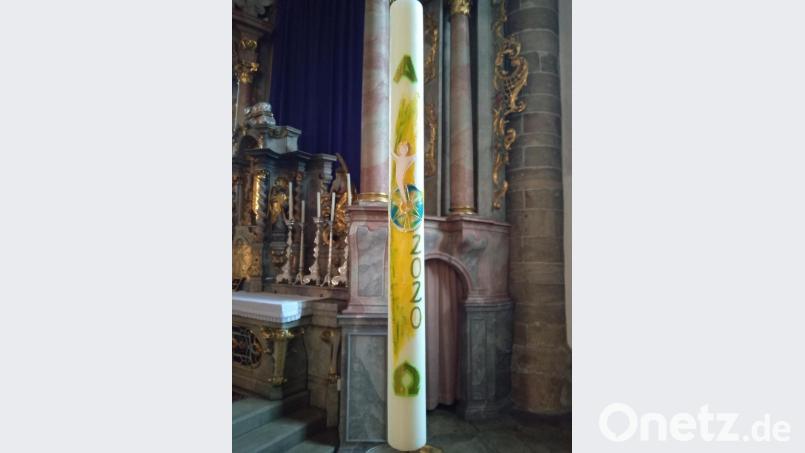 Die neue Osterkerze in der Stadtpfarrkirche Kemnath. Bild: jzk