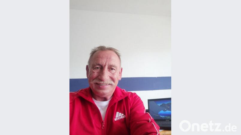 Jürgen Schlieske sitzt in seinem Marktredwitzer Büro an seinem Schreibtischund hofft sehr, dass er über seinen Aufruf durch Oberpfalzmedien die Herzen der Grenzbeamten am Grenzübergang Selb erweichen kann. Der Marktredwitzer wohnt eigentlich in Marienbad, aber er darf nicht mehr zu seiner Frau Jitka seit die Grenzen dicht sind. Bild: ubb