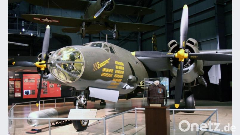 Bei dem angreifenden US-Bomberverband handelt es sich um zweimotorige Bombenflugzeuge des Typs Martin B-26 Marauder von der 387th Bomb Group (BG). Bild: Archivaufnahmen von Helmut Birner und Manfred Schmidt/(Photo courtesy of Airshow Traveler)