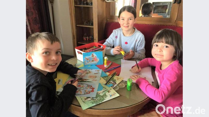 "Frühling und Ostern" wollen Leopold (von links), Liselotte und Luise in Form von selbst gebastelten Grußkarten den Senioren ins Alten- und Pflegeheim bringen. Bild: lg