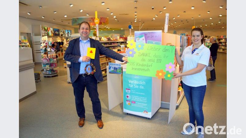 In Kemnath trafen wir Holger Hassel bei seiner Fahrt im (vor dem) dm-Markt als er Filialleiterin Lena Geyer ein Dankeschönplakat mit Osterkranz und –karte überreichte. Bild: bkr