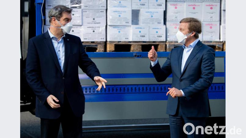 Markus Söder (links, CSU), Ministerpräsident von Bayern, und Oliver Zipse, Vorstandsvorsitzender der BMW AG, nehmen an einem Pressetermin auf dem Werksgelände teil. Der Autobauer BMW will in der Corona-Kirse in die Produktion von Atemschutzmasken einsteigen. Bild: Sven Hoppe/dpa