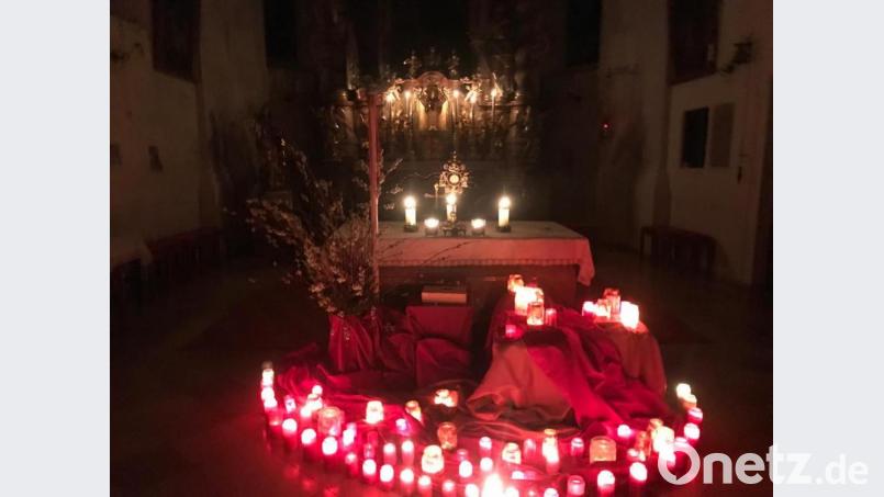 Um das Allerheiligste, das Pfarrer Pater Anish George am Altar aussetze, leuchteten die Kerzen und erhellten das Innere der Pfarrkirche Sankt Ägidius. Bild: soj