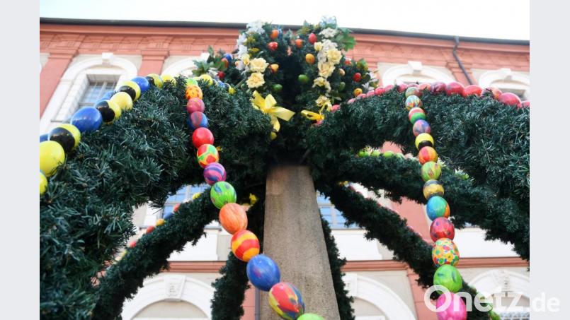 Der Osterbrunnen in Neustadt soll ein Zeichen der Lebensfreude trotz Krise sein. Bild: Gabi Schönberger