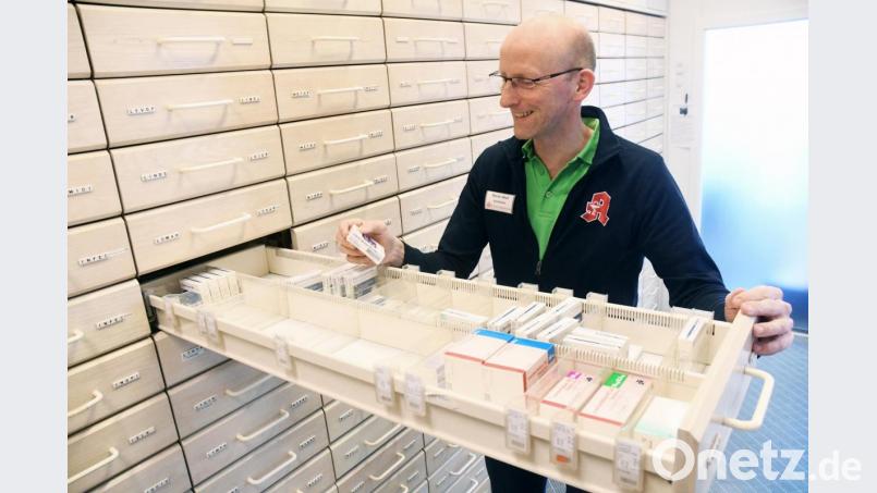 Leere Fächer in der Apothekerschublade: Martin Wolf, Inhaber der Rosen-Apotheke in Vohenstrauß und Sprecher des Apothekerverbands, zeigt die Auswirkungen der Lieferengpässe bei über 200 Medikamenten. Sein Team versucht, für betroffene Patienten Alternativen zu finden. Bild: Gabi Schönberger