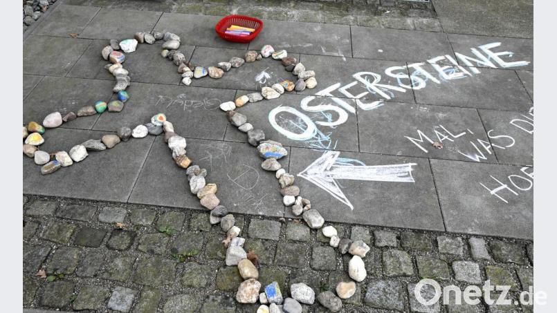 Vor der Erlöserkirche liegen Stifte und Steine bereit. Wer mag, darf hier seiner kreativen Ader freien Lauf lassen und Hoffnung spenden. Bild: Petra Hartl