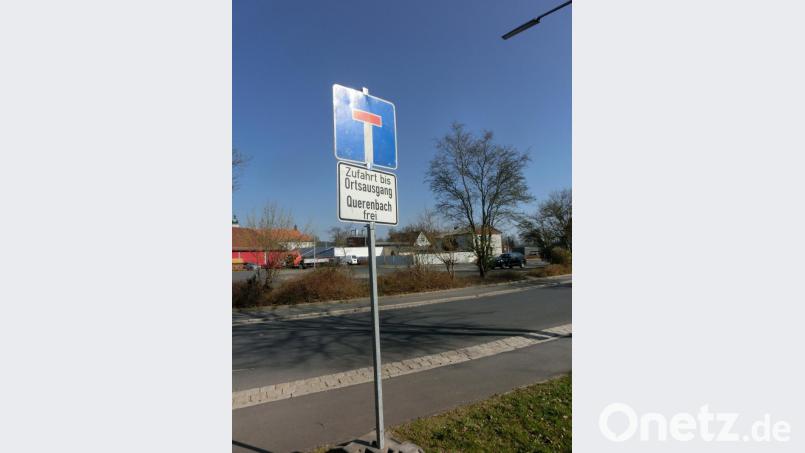 Die Hinweiser auf die Sperrung der Staatsstraße 2175 waren am Donnerstag noch zur Seite gedreht und somit für Autofahrer nicht sichtbar. Bild: kgg