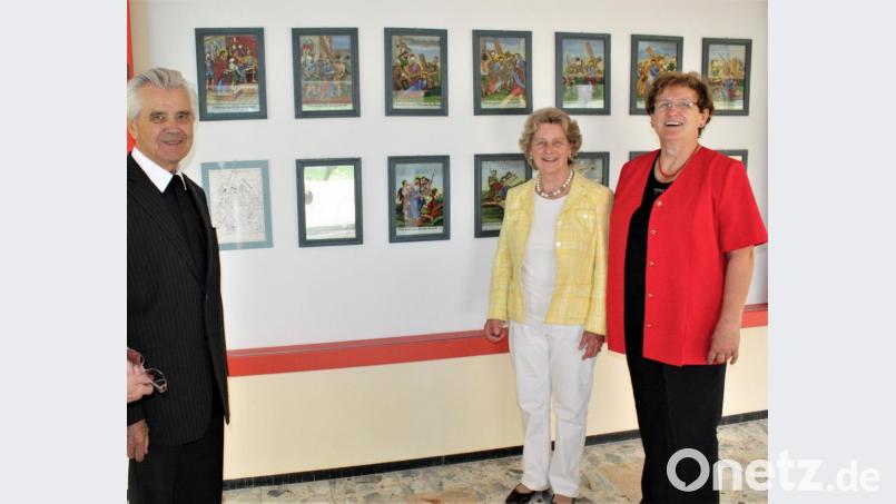 Der Irlacher Kreuzweg, der sich seit 2013 im Winklarner Dokumentationszentrum befindet, wurde einst von Monsignore Bernward Bücherl (links) restauriert. Ganz rechts die Arbeitskreisvorsitzende Maria Baumer, daneben Christl Wellnhofer, die Enkelin des letzten Malers Rudolf Ruff (gefallen im 1. Weltkrieg 1915). Archivbild: lg