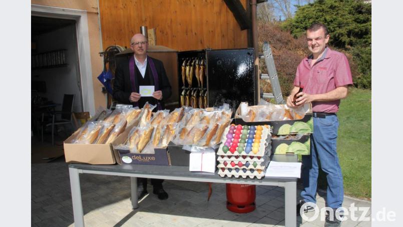 Zu jeder der 80 Fisch-Lieferungen legte Pfarrer Herbert Rösl (links) christliche Ostergrüße bei. Er dankte Stephan Gäbl für die Aktion, deren Erlös der Kinderkrebshilfe zugute kommt. Bild: frd