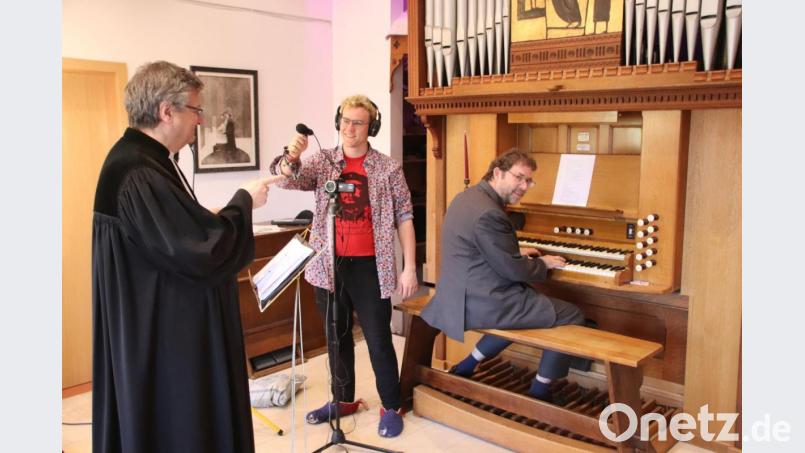 Dekan Karlhermann Schötz, Jonas Hennecke und Dekanatskantor Gerd Hennecke (von links) nehmen die Osterandacht auf, die die Gemeindeglieder der Christuskirche im Internet anschauen können. Bild: cog