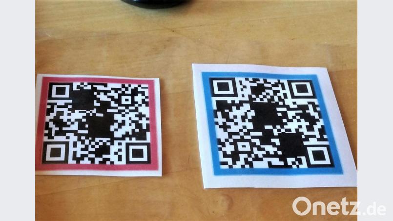 Der rote QR-Code ist für Jugendliche und Erwachsene, Familien können sich über den blauen QR-Code das Programm abgestimmt auf Kinder aufs Smartphone laden. Bild: ubb