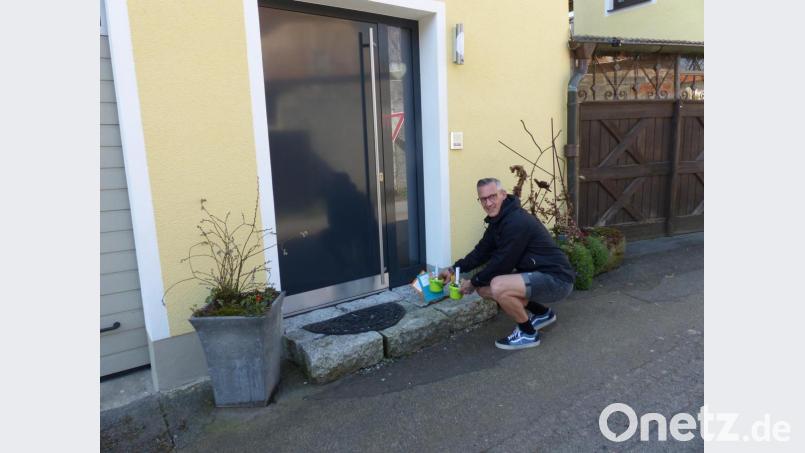 Kindergartenleiter Patrick Schu stellt die Osternester für die Kindergarten- und Schulkinder vor den Haustüren ab. Bild: sl