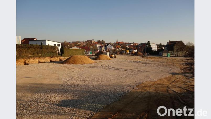 Gegenüber des Arbeitsamts kann auf der frei geräumten Brachfläche nun ein neuer &quot;Edeka&quot;-Supermarkt entstehen. Nur wenige Meter weiter ist beim &quot;Netto&quot;-Supermarkt (im Hintergrund) das gleiche Vorgehen vorgesehen. Bild: fjo