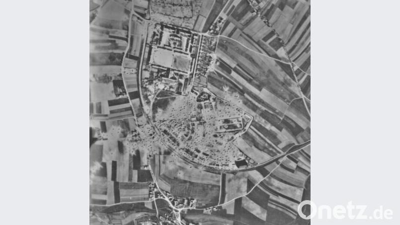 Das Heeresnebenzeugamt in Amberg, heute würde man dies als Nachschubdepot bezeichnen, auf dem Gebiet des Bergsteigviertels gelegen, wurde am 09.04.1945 von amerikanischen Flugzeugen heftig bombardiert und vollkommen zerstört. Bild: Archivaufnahmen von Helmut Birner und Manfred Schmidt im Archiv Josef Schmaußer