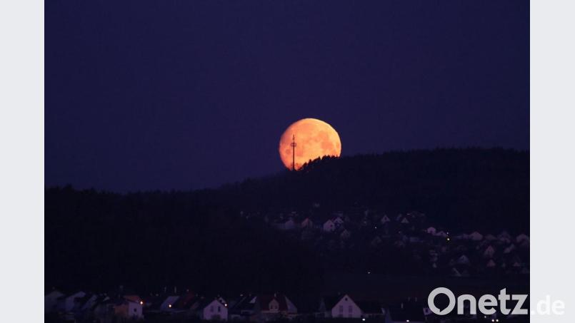 Wolfgang Weigl aus Ammersricht fotografierte den Supermond über Poppenricht. Bild: exb