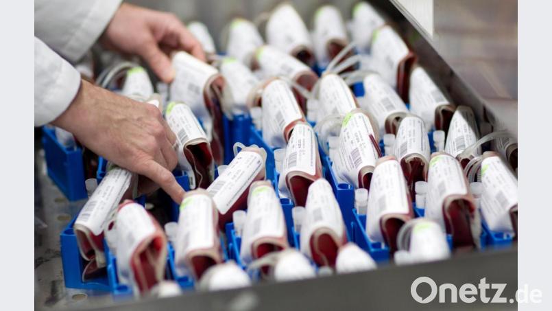 Unikliniken stellen aus Blutspenden von positiv Getesteten, die mittlerweile wieder gesund sind, Blutplasma her. Dieses könnte schwerkranken Covid-19-Patienten helfen. Bild: Friso Gentsch/dpa