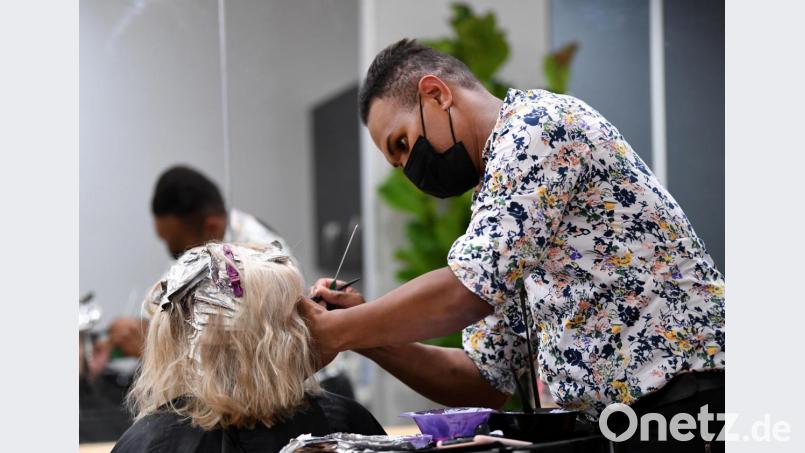Auch das Tragen einer Mundschutzmaske hat bayerische Friseursalons nicht vor der Schließung bewahrt. Bis vorerst 19. April müssen die Bürger sich die Haare selber schneiden. Bild: Dan Peled/AAP/dpa