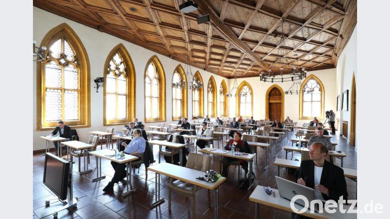 Ganz so luftig wie zuletzt beim coronareduzierten Ferienausschuss wird es im neuen Stadtrat nicht zugehen. Künftig werden 13 der 40 Mitglieder weiblich sein. Bild: Wolfgang Steinbacher