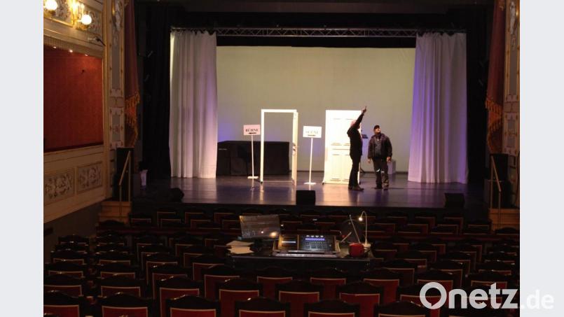 Besprechung auf der Bühne: Rund 400 Menschen haben im barocken Theater Platz. Bild: Evi Wagner