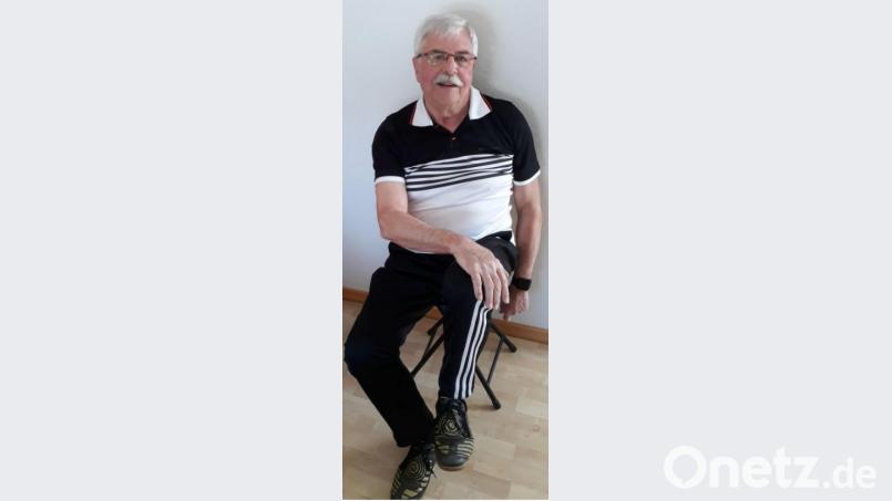 Übung 2 kräftigt die Oberschenkelmuskulatur, demonstriert von Gisela Promms Ehemann Alfred Promm. Bild: hka