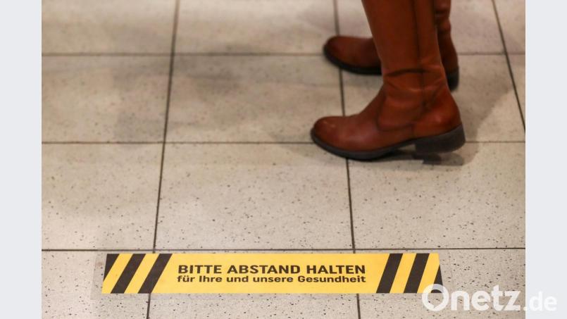 Abstand halten heißt es derzeit nicht nur im Supermarkt, sondern auch auf dem Friedhof und beim Sport. Bild: Jan Woitas/dpa