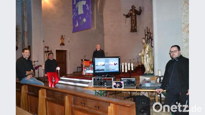 Möglich gemacht haben die Übertragung der Ostergottesdienste aus der Pfarrkirche St. Peter und Paul Moosbach per Livestream Stefan Rappl, Sandro Stefinger und Manuel Balk (von links). Pfarrer Josef Most (dahinter) dankt den engagierten Männern. Bild: gi