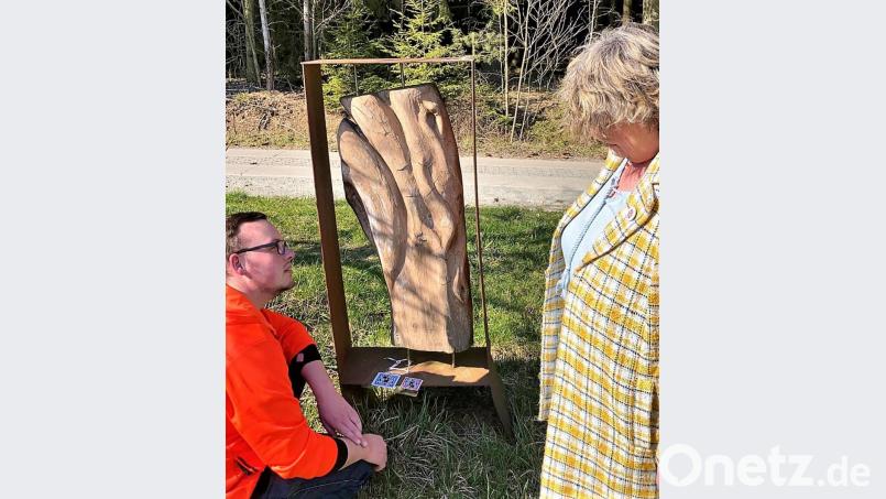 Raphael und Susanne Bittner bringen bei den Kunstwerken des Skulpturenparks QR-Codes an. Über diese Codes können per Smartphone Programme abgerufen werden, die den Gläubigen beim Spaziergang die Osterbotschaft nahe bringen. Bild: ubb