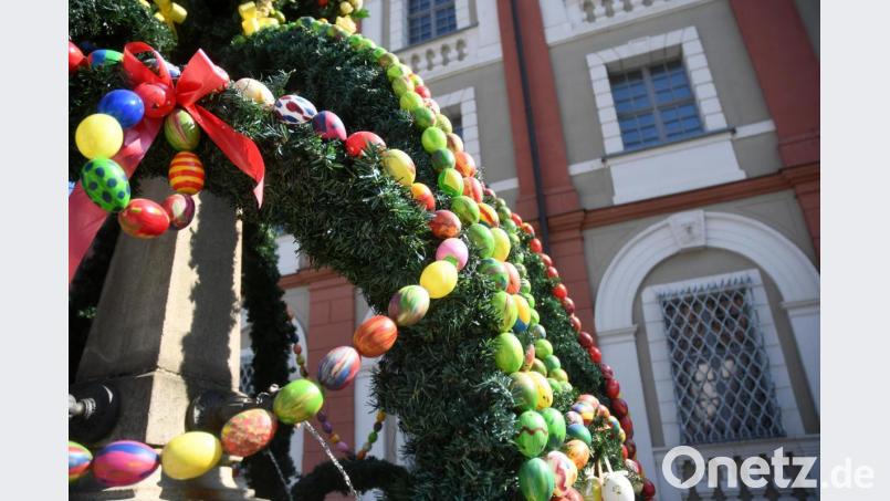 Der Osterbrunnen in Neustadt soll ein Zeichen der Lebensfreude trotz Krise sein. Bild: Gabi Schönberger