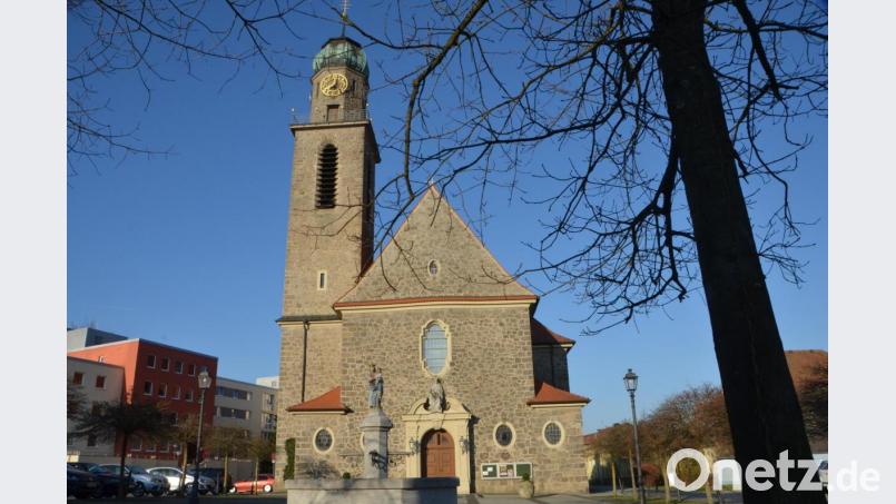 Heuer erleben die Menschen ein anderes Osterfest. In der Stadtpfarrkirche in Vohenstrauß muss Ostern ohne die Gläubigen gefeiert werden. Bild: dob
