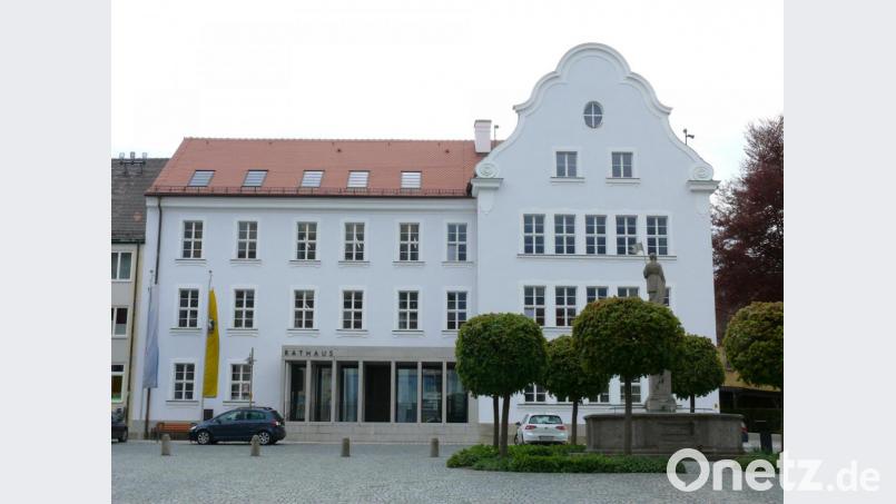 In den Postkasten des Rathauses in Waldsassen können selbstgenähte Mund- und Nasenmasken oder Einmalmasken eingeworfen werden. Sie werden von der Stadt gesammelt und dann gespendet. Archivbild: kgg