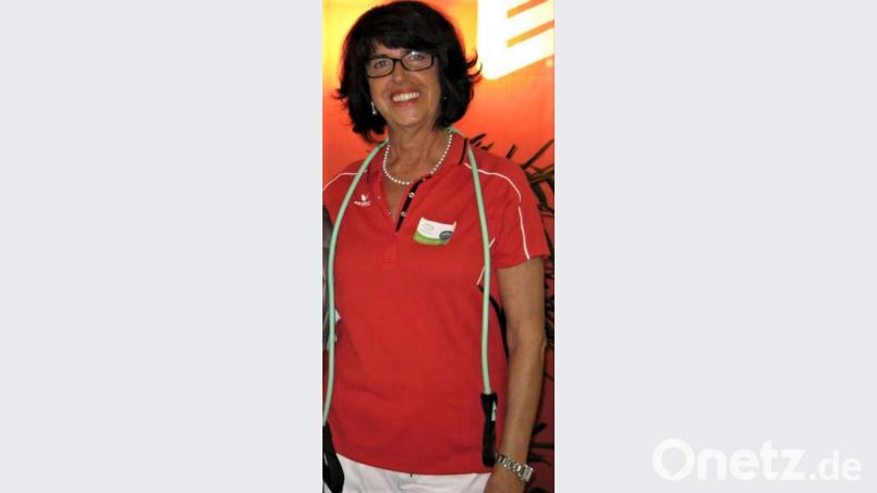 Gisela Promm, Dozentin für Seniorensport, ermuntert zum Bewegungstraining in den eigenen vier Wänden. Bild: hka