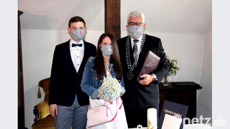 Sie haben sich trotz Corona-Krise und Ausgangsbeschränkung getraut und vor dem Standesbeamten Bürgermeister Rupert Troppmann das Ja-Wort gegeben: Matthias und Lena Bösl. Bild: prh