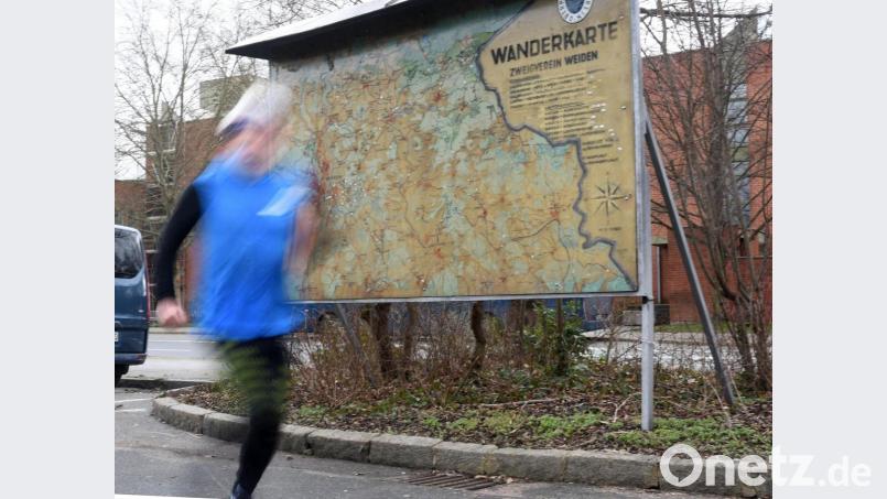 Ludwig Kreutzer beginnt seine Touren an der Wandertafel, die sich am zentralen Großparkplatz &quot;Naabwiesen&quot; im Weidener Zentrum befindet. Bild: Gabi Schönberger