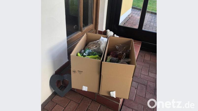 Der Einkaufsservice in Waldsassen stellt die bestellten Waren vor der Haustüre ab. Bild: exb