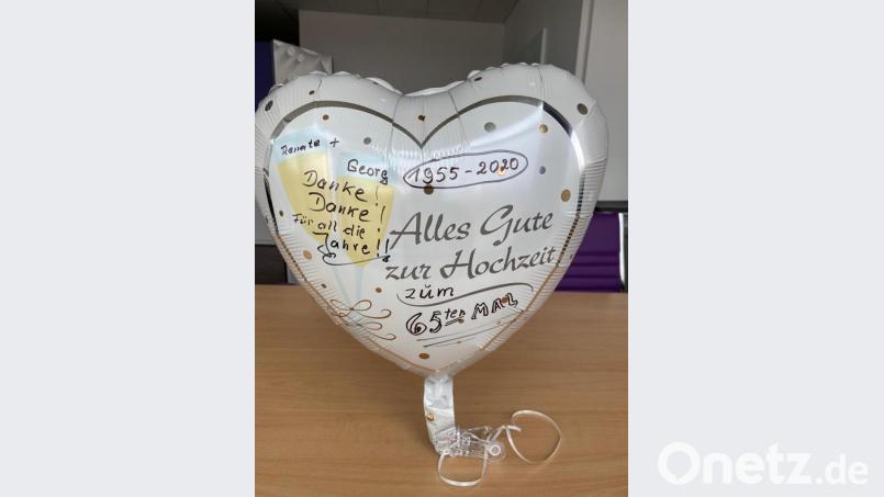 Georg Tahler schenkte seiner Renate einen Ballon. Bild: Seniorenzentrum Radrunde/dpa
