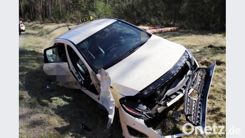 Aus diesem Taxi musste ein Fahrgast befreit werden. Bild: jma