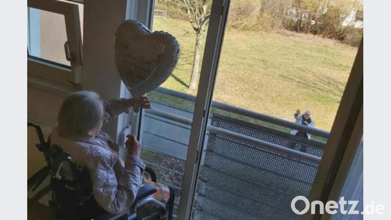 Renate und Georg Tahler feiern ihren Hochzeitstag am Fenster eines Seniorenheims. Bild: Seniorenzentrum Radrunde/dpa/dpa