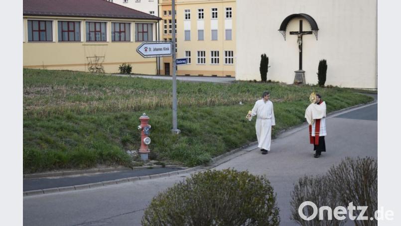Pfarrer Marek Flasinski (rechts) zog in Begleitung von Mesner Günther Kraus durch die Stadt. Bild: sck