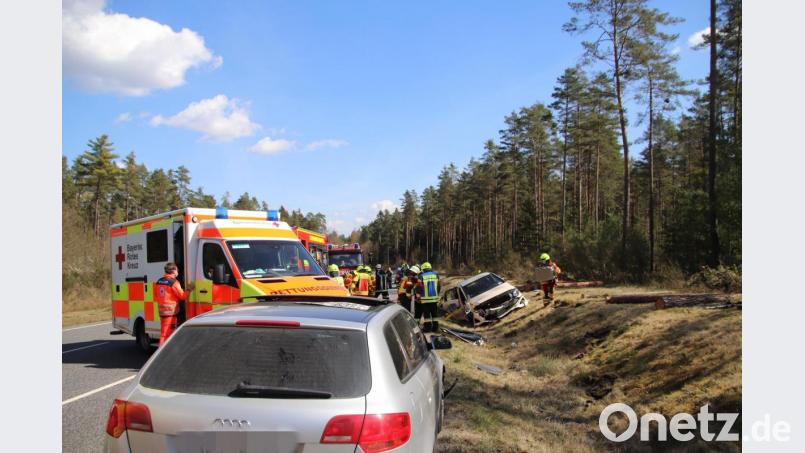 Auf der Staatsstraße 2166 kam es zu einem schweren Unfall. Vorne das Auto des Unfallverursachers, hinten das Taxi. Bild: jma