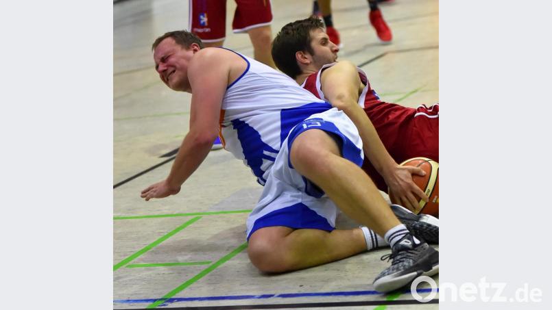 Trotz des Verletzungspechs, in dieser Szene erwischte es Kapitän Daniel Waldhauser (vorne), können die Hamm Baskets Weiden mit dem Abschneiden in der vergangenen Bayernliga-Saison zufrieden sein. Bild: af