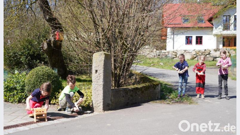 Den Brauch des Ratschens pflegen (von links) Betty Simmerl (7 Jahre alt) und ihr Bruder Toni (8) sowie die Nachbarmädchen Hanna (8), Alena (7) und Eliane (9) Tretter. Nicht im Bild: Leon (5), Emilia (4) und Jonas (2) Lindner sowie Christian (4) und Johanna (2) Fichtl. Bild: fvo