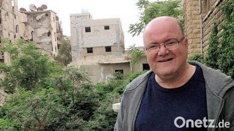 Der Jesuitenpater Sami Hallak in den Ruinen im syrischen Aleppo. 	Bild: Jesuitenmission Bild: Jesuitenmission