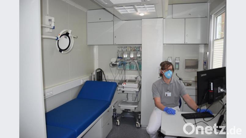 Dr. Martin Poschenrieder in der mobilen Arztpraxis des Landkreises. Bild: exb/Claudia Prößl