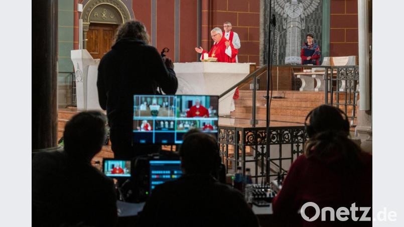 Viele Gottesdienste werden in Coronazeiten im Internet übertragen. Bild: Christophe Gateau/dpa